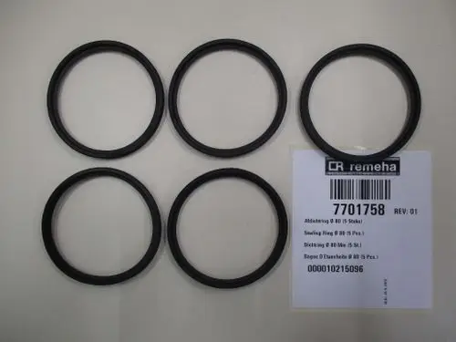 Fünf schwarze Dichtungsringe von Remeha, angeordnet auf einer hellen Oberfläche. Eine Etikette mit Artikelnummer und Bezeichnung ist sichtbar.